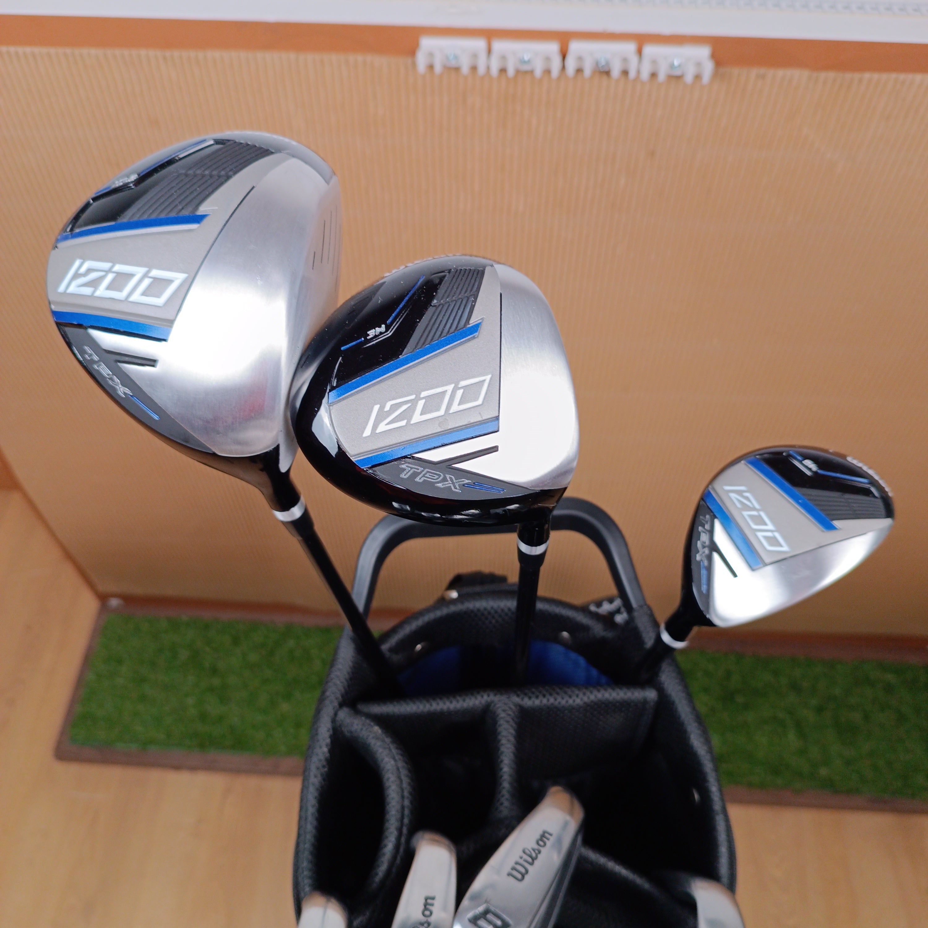Juego de palos Wilson 1200 TPX con bolsa